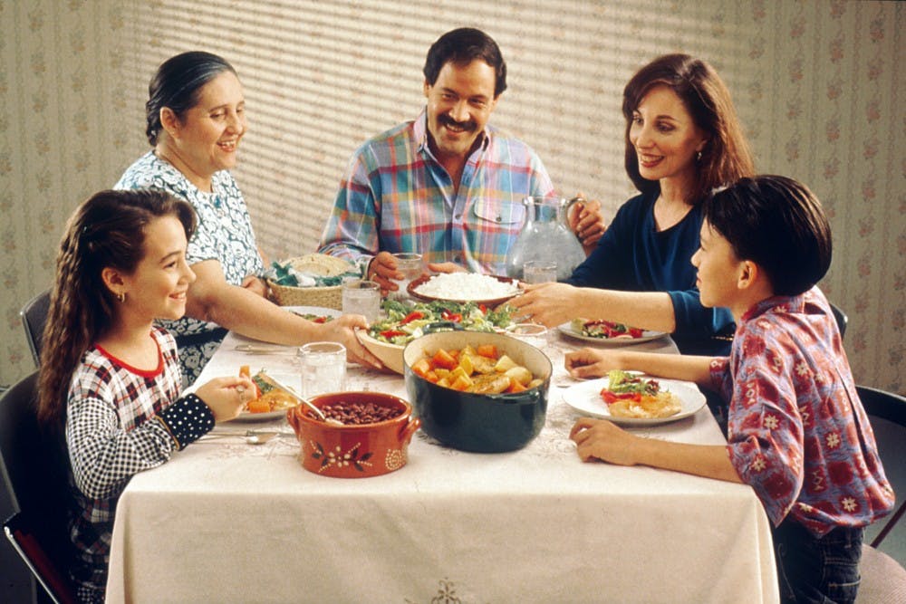Family_eating_meal