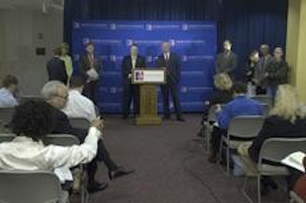 Gary Abramson and Tom Gottschalk, center, at a press conference following the May 18-19 meeting.