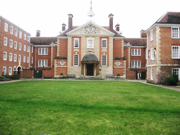 OXFORD COMMA â€” Going to a university in London connects students to the fast-paced life of living in a city, while going to school at Oxford provides students with a peaceful atmosphere, large campus and one-on-one meetings with advisers. 