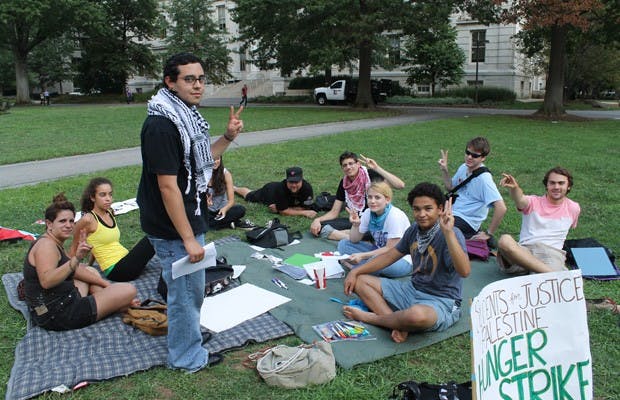 Students create signs for their demonstration on the Quad in solidarity with Palestinian prisoners on Sept. 7.  