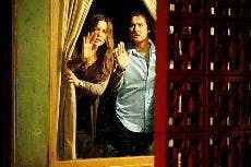 Kate Beckinsale and Luke Wilson star as a couple trapped in a hotel room by a killer.