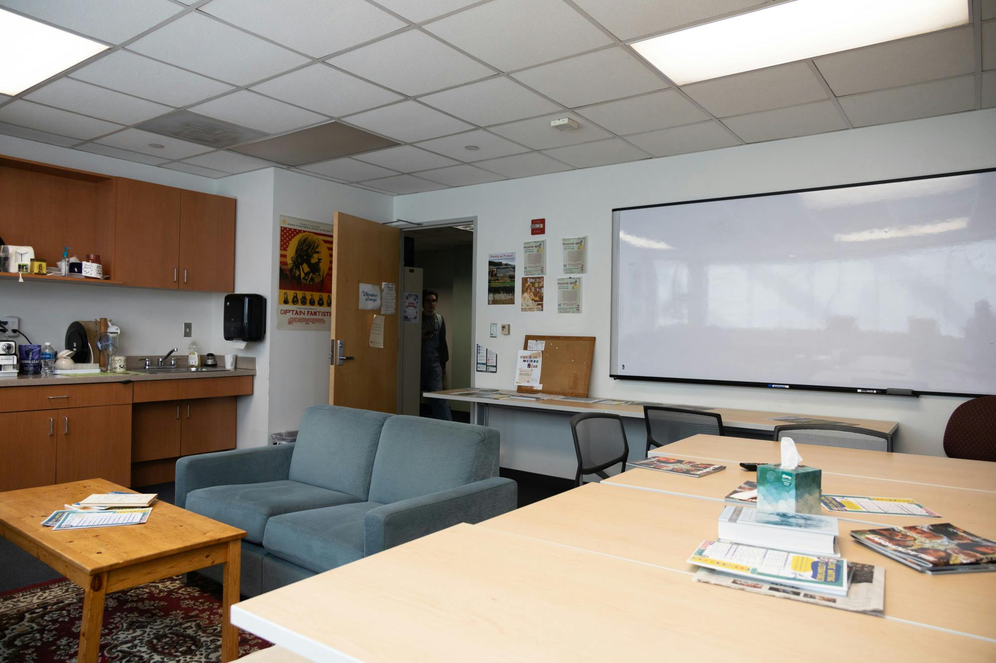 PRINT lit lounge pic