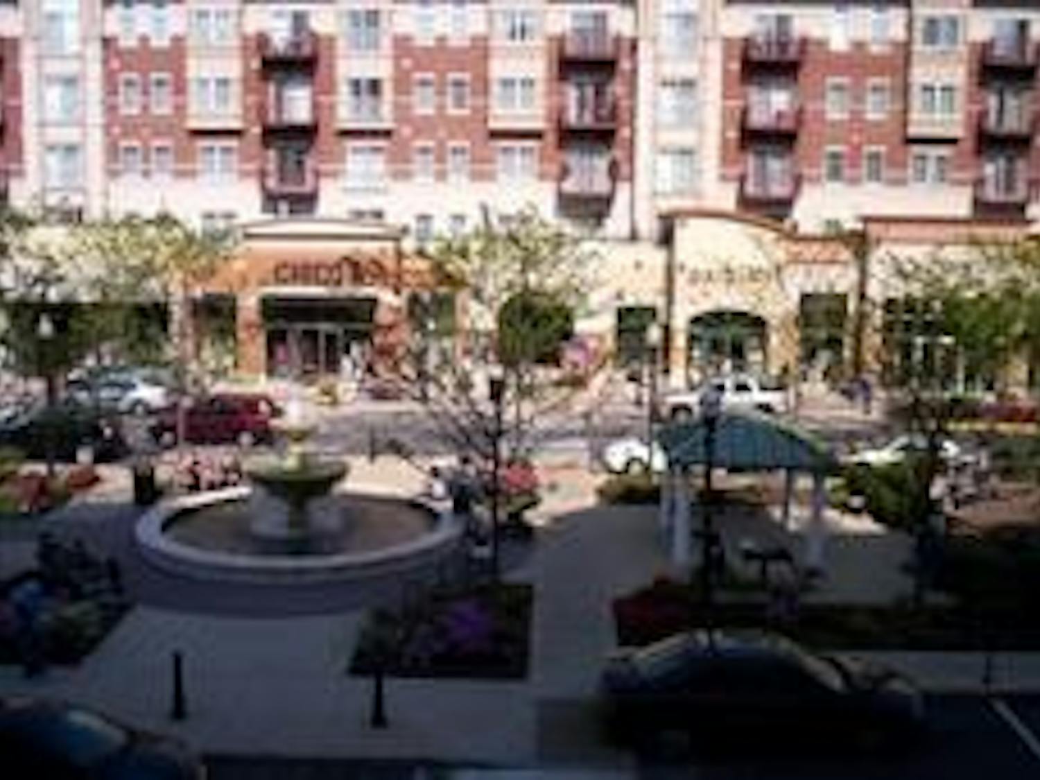 The Clarendon Metro stop on the orange/blue lines features an expansive shop and diner selection, including an Apple Superstore near the stop.