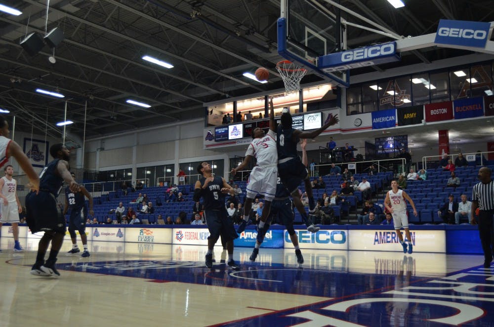 Men’s basketball falls to Navy 71-53
