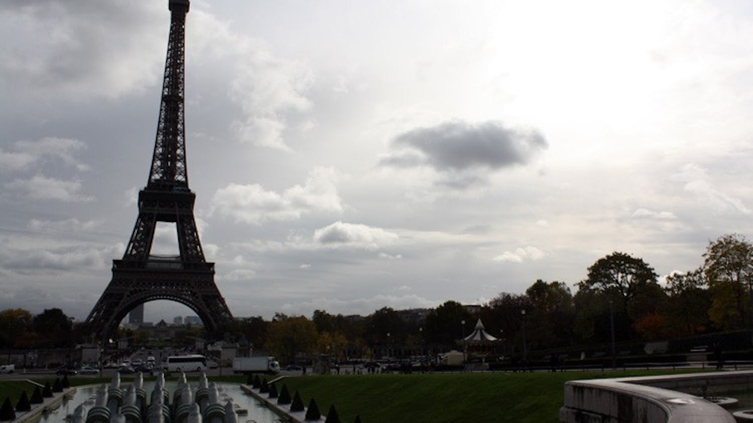 Paris, Je T’aime — Social networks hinder students from diving into abroad culture.