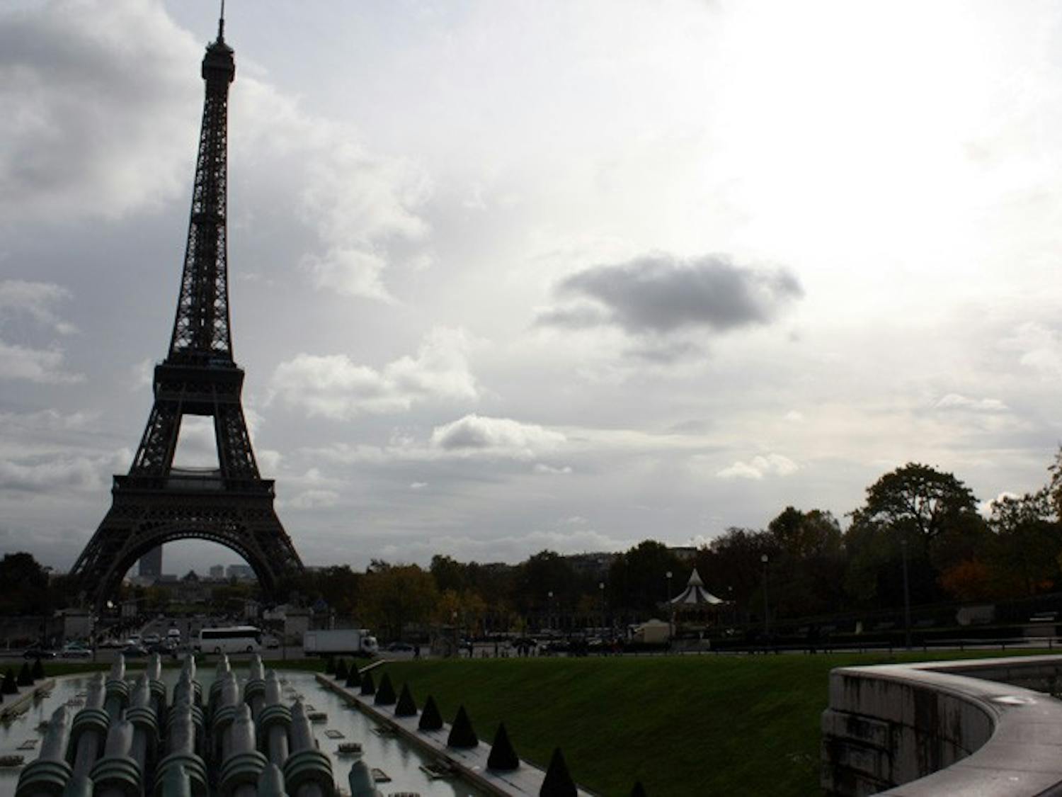 Paris, Je T’aime — Social networks hinder students from diving into abroad culture.