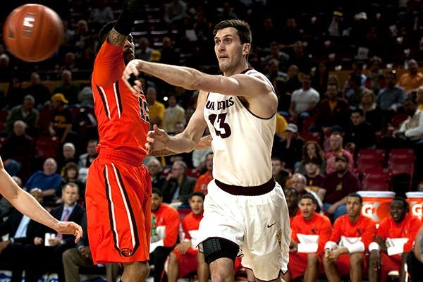 Senior center Jordan Bachynski passes to an open teammate in a game against Oregon State on Thursday, Feb. 6. (Photo by Mario Mendez) 