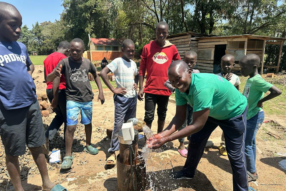 260915-SciTech-clean-water-in-kenya.png