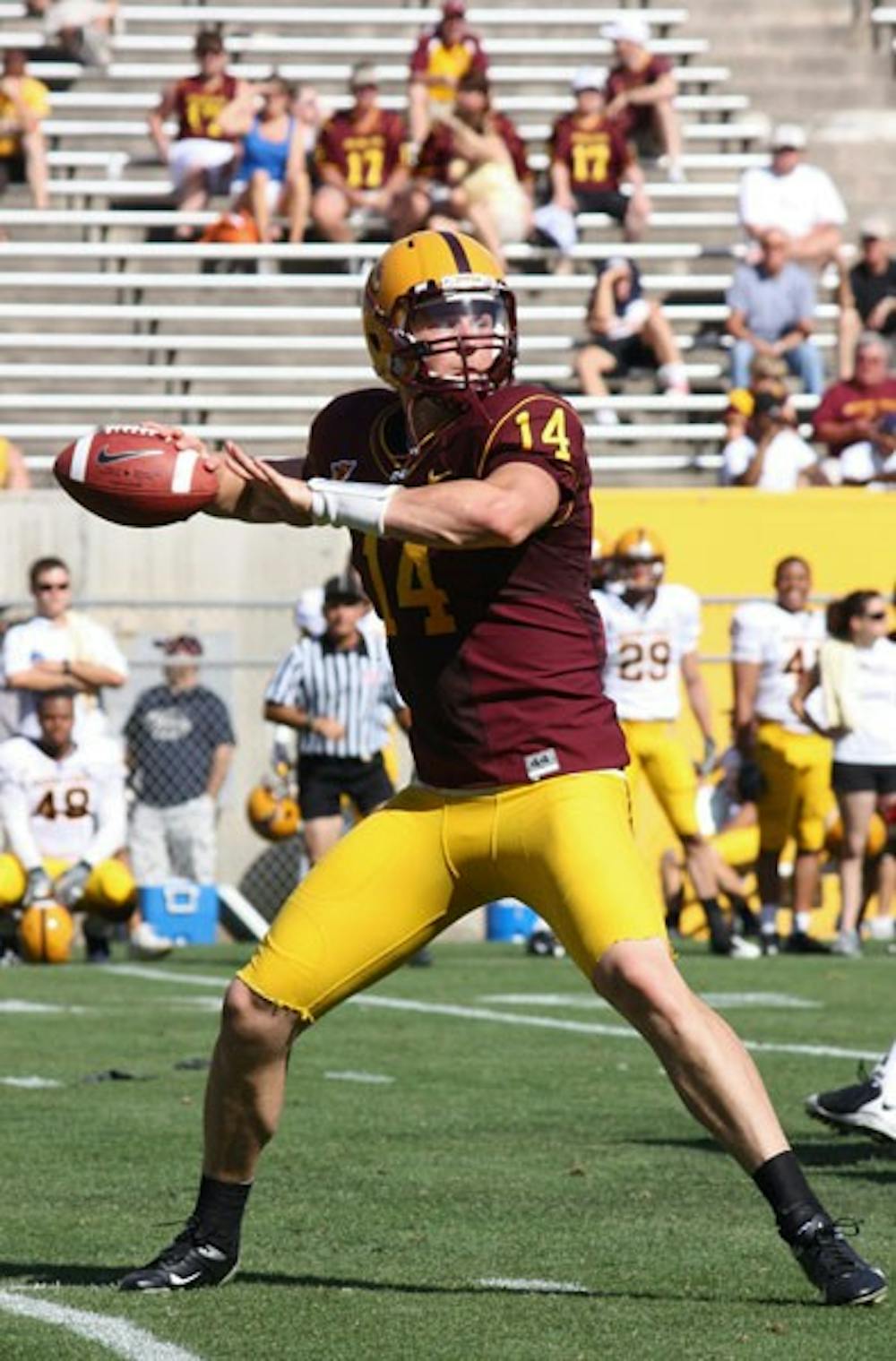 MAKING HIS READS: ASU junior quarterback Steven Threet gets ready to pass during Saturday’s spring game at Sun Devil Stadium. (Photo by Andrew Pentis)