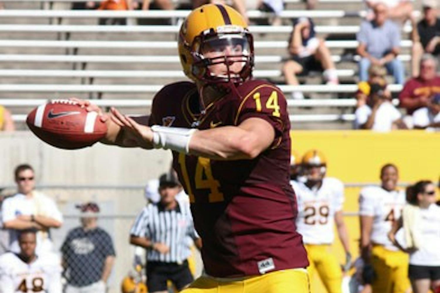 MAKING HIS READS: ASU junior quarterback Steven Threet gets ready to pass during Saturday’s spring game at Sun Devil Stadium. (Photo by Andrew Pentis)
