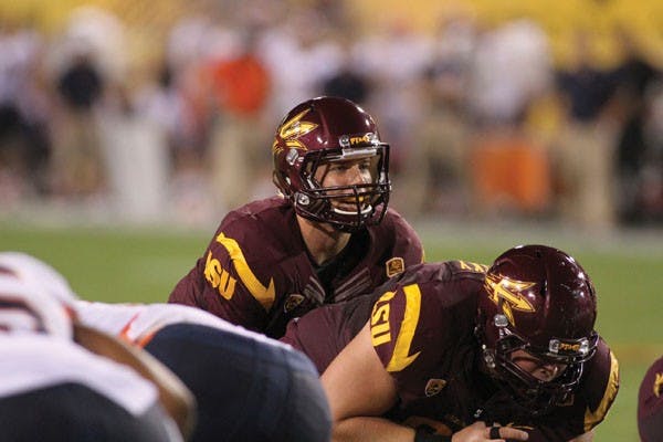 Redshirt sophomore quarterback Taylor Kelly (center) waits to call for a snap at the line of scrimmage during the Sun Devils’ 45-14 win over Illinois on Sept. 8. (Photo by Sam Rosenbaum)
