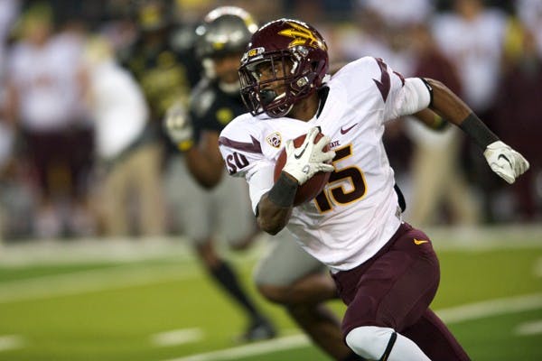 TEAM FOCUS: Junior wide receiver Rashad Ross carries the ball downfield during Oregon’s 41-27 win over the Sun Devils. Coach Dennis Erickson has been using ASU’s bye week to give his backups more practice time. (Photo by Michael Arellano)