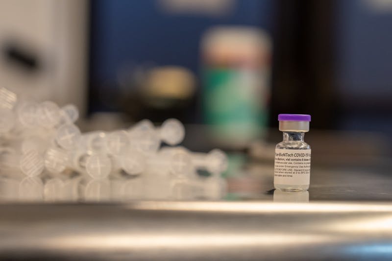 Un vial de la vacuna Pfizer se muestra en el sitio de vacunación en el Desert Financial Arena en Tempe el miércoles 19 de mayo de 2021.