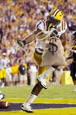 BATON ROUGE, LA - SEPTEMBER 25:  Patrick Peterson #7 of the Louisiana State Univeristy Tigers celebrates after scoring a touchdown by posing as the Heisman Trophy against the West Virginia Mountaineers at Tiger Stadium on September 25, 2010 in Baton Rouge, Louisiana.  (Photo by Chris Graythen/Getty Images)