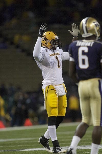 UNDER PRESSURE: Redshirt junior quarterback Steven Threet directs the ASU offense against Washington on Oct. 9. After Threet's struggles in a 50-17 loss to Cal on Saturday, coach Dennis Erickson said he might simplify the ASU offense to take some of the pressure off of the quarterback position. (Photo by Sccott Stuk)