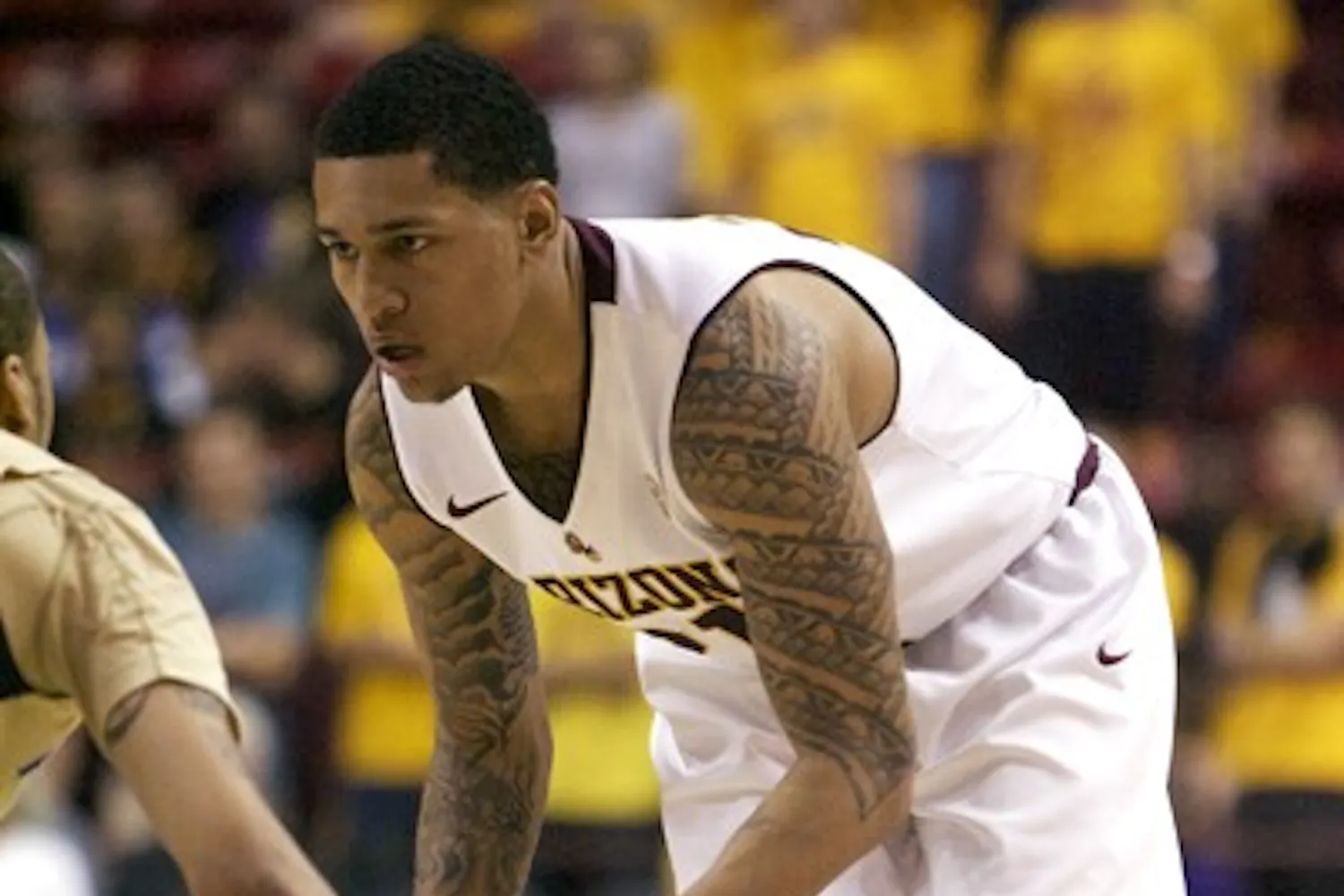 Extended losing streak: ASU senior guard Jamelle McMillan guards Washington senior guard Venoy Overton during the Sun Devils’ 79-62 loss to the Huskies Thursday night. It was ASU’s 11th straight Pac-10 defeat. (Photo by Scott Stuk)