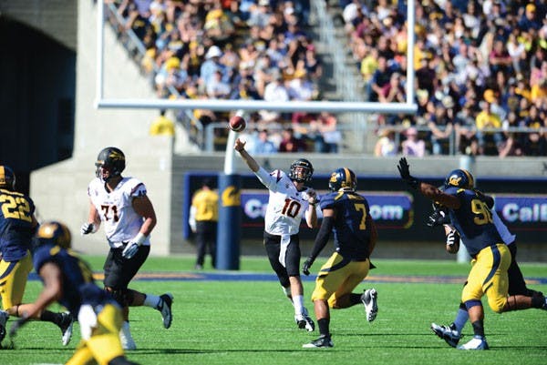 Redshirt sophomore quarterback Taylor Kelly (10) fires a pass downfield during the Sun Devils’ 27-17 win at California last Saturday. (Photo courtesy of Tony Zhou/The Daily Californian)
