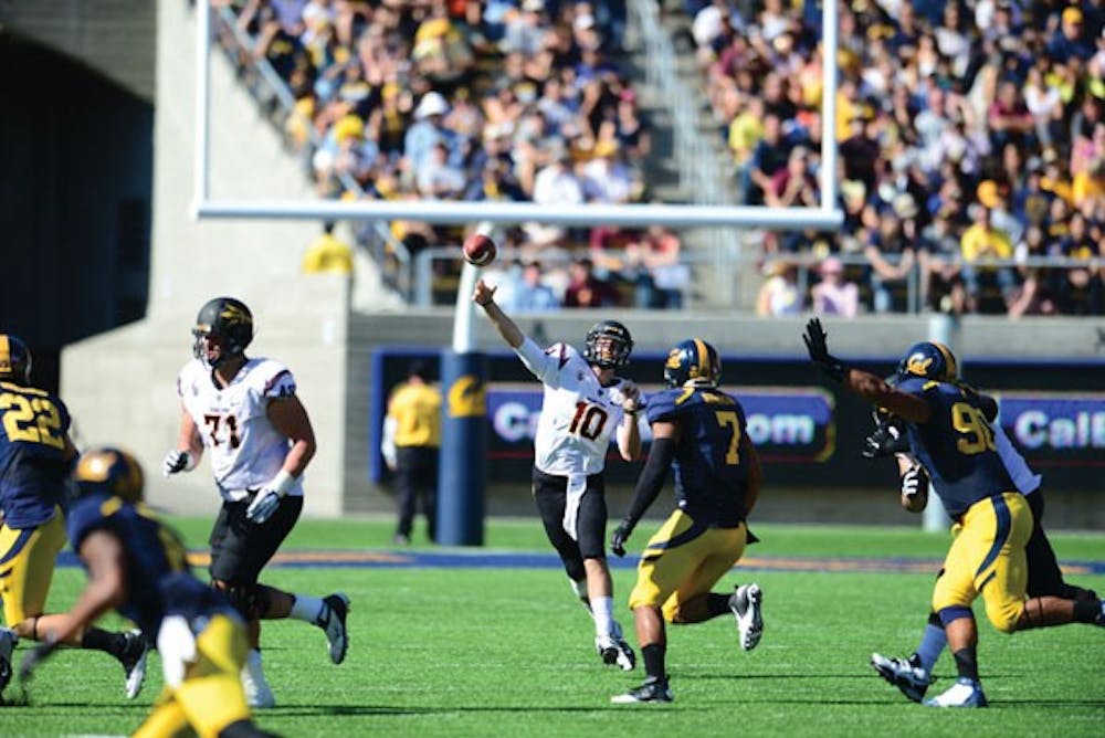 Redshirt sophomore quarterback Taylor Kelly (10) fires a pass downfield during the Sun Devils’ 27-17 win at California last Saturday. (Photo courtesy of Tony Zhou/The Daily Californian)
