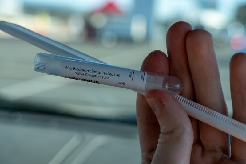 Se muestra un tubo de ensayo de saliva de COVID-19 el martes 28 de julio de 2020, afuera del State Farm Stadium en Glendale. La prueba de saliva fue desarrollada por ASU Biodesign Institute y puede arrojar resultados dentro de las 48-72 horas.