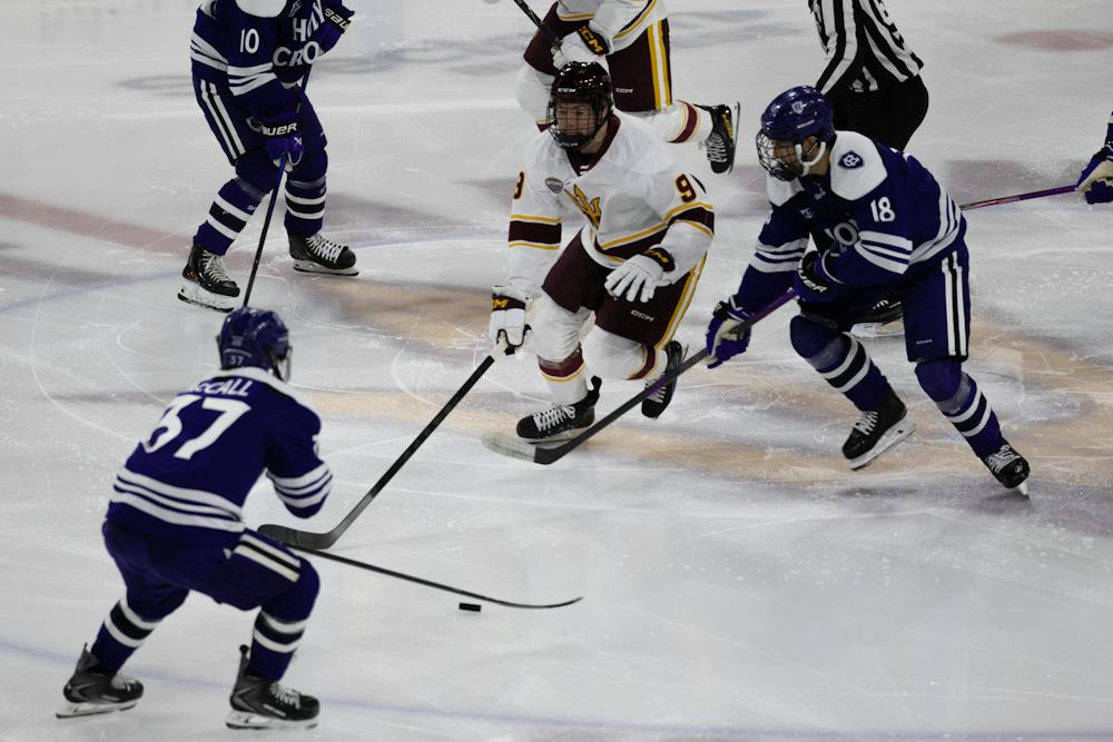 Makuta_261009_Sports-hockey-home-opener-gamer_Sports-hockey-home-opener-gamer_IMG_2073.jpg