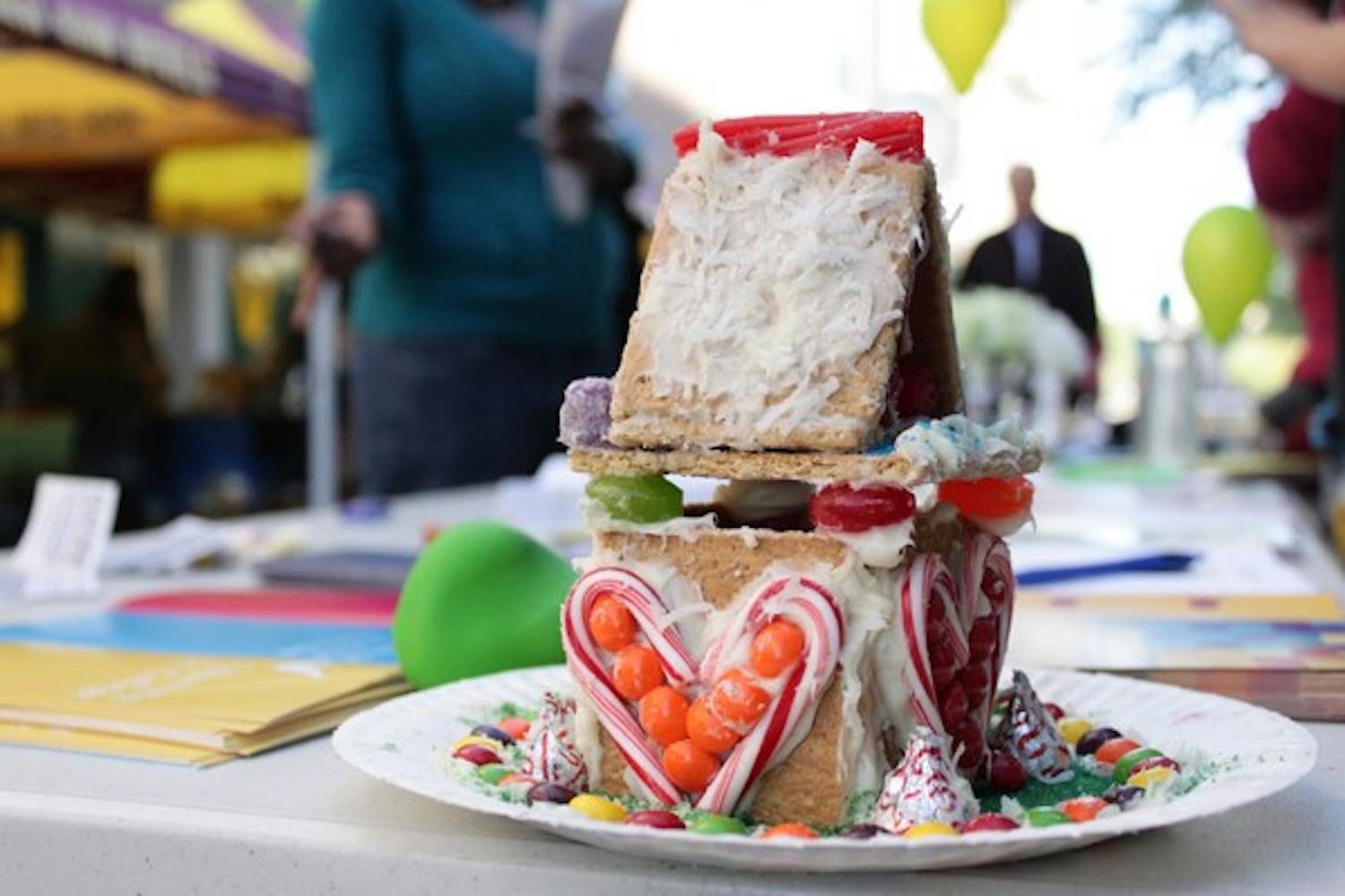 Students made gingerbread houses out of graham crackers and decorated them with delicious holiday candy as part of the “Freak out for Finals” event on the Downtown campus. (Photo by Beth Easterbrook)