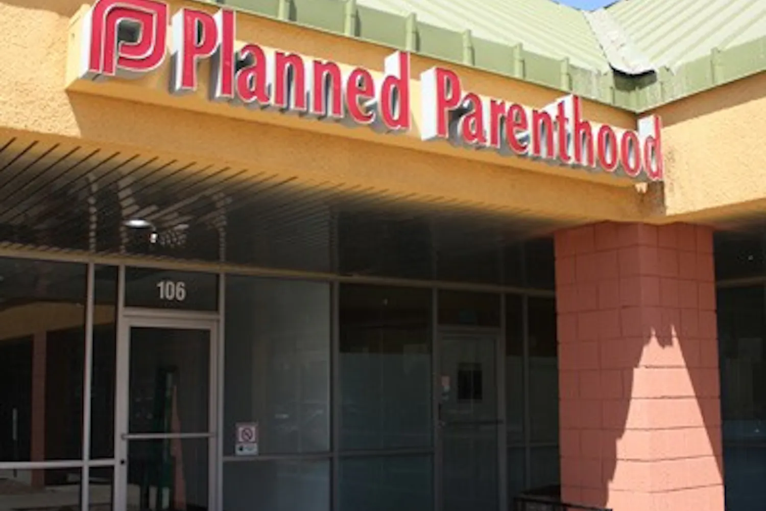 Planned Parenthood on Apache Boulevard and South Dorsey Lane is a government-funded organization that aids low-income women with reproductive health care and sex education. The ASU club Woman as Hero will address issues like women's reproductive rights at its Oct. 25 roundtable meeting. (Photo by Jenn Allen)