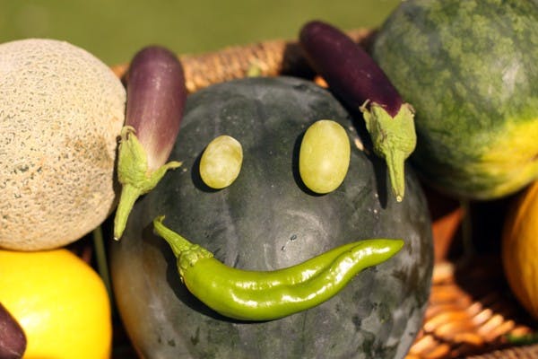HAPPY FACE: Fruits and vegetables are arranged into a smiley face at the farmers market on the Tempe campus. (Photo by Lillian Reid) 