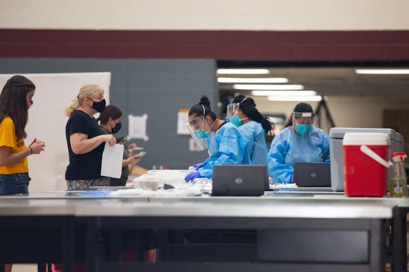 Los estudiantes de ASU esperan para hacerse la prueba de COVID en el SDFC Maroon Gym en el campus de Tempe, en Tempe, Arizona, el miércoles 26 de agosto de 2020.