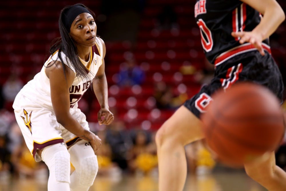 Elisha Davis pass 23 womens basketball