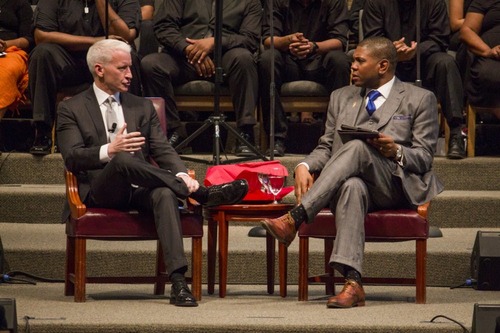 CNN Anchor and Jornalist Anderson Cooper (L) interacts with the 
