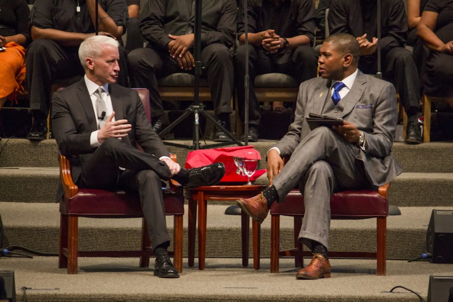 CNN Anchor and Jornalist Anderson Cooper (L) interacts with the