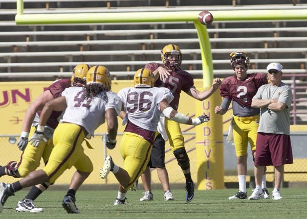 Position Battle: ASU redshirt freshman quarterback Taylor Kelly tosses a short pass during the Sun Devils’ team scrimmage on Saturday in Tempe. Kelly is competing with incoming freshman Mike Bercovici (No. 2 uniform) to back up junior quarterback Brock Osweiler for the 2011 season. (Photo by Scott Stuk)