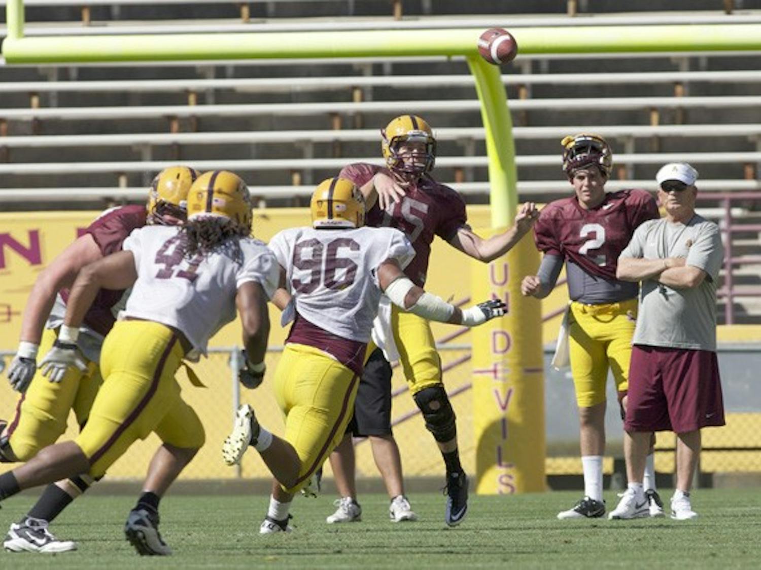 Position Battle: ASU redshirt freshman quarterback Taylor Kelly tosses a short pass during the Sun Devils’ team scrimmage on Saturday in Tempe. Kelly is competing with incoming freshman Mike Bercovici (No. 2 uniform) to back up junior quarterback Brock Osweiler for the 2011 season. (Photo by Scott Stuk)