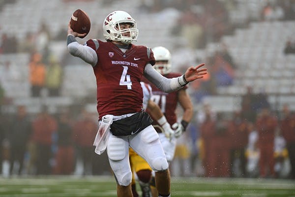 Washington State quarterback Luke Falk throws the ball in a game.&nbsp;