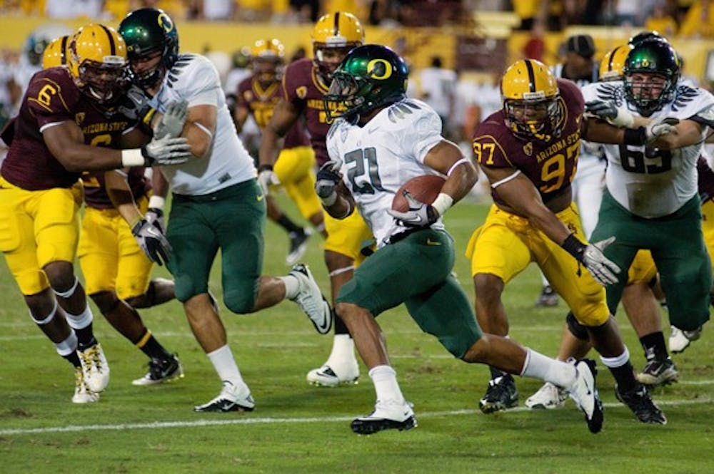 WITHOUT JAMES: Oregon junior running back LaMichael James runs to the outside during the Ducks’ 42-31 win over ASU last season. James may not be available this Saturday due to an elbow injury he suffered last week. (Photo by Aaron Lavinsky) 