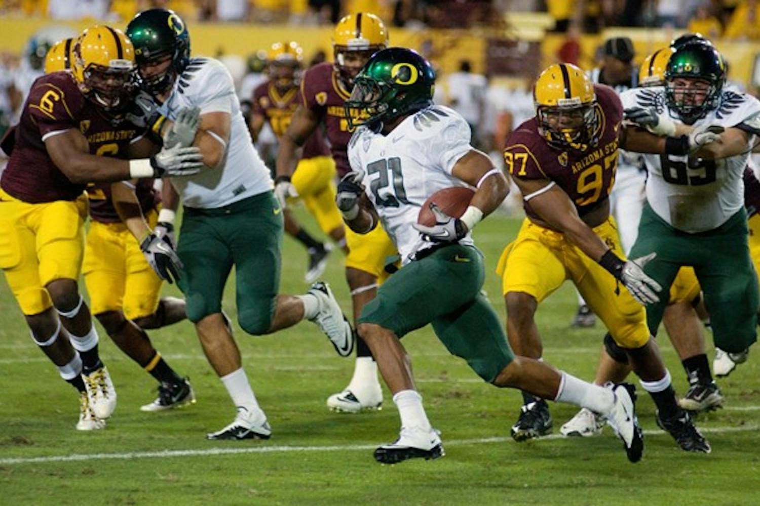WITHOUT JAMES: Oregon junior running back LaMichael James runs to the outside during the Ducks’ 42-31 win over ASU last season. James may not be available this Saturday due to an elbow injury he suffered last week. (Photo by Aaron Lavinsky)