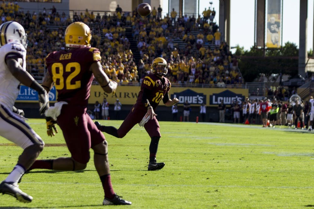 Redshirt junior Taylor Kelly passes the ball to redshirt senior Kevin Ozier during the game against Washington. The Sun Devils are ranked No. 22 in the BCS Standings and go on to play Utah this weekend. (Photo by Diana Lustig)