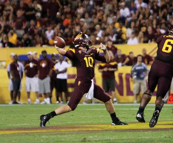 SAM ROSENBAUM | The State Press
Redshirt sophomore quarterback Taylor Kelly delivers a pass downfield during the Sun Devils’ 45-14 win over Illinois Saturday.
