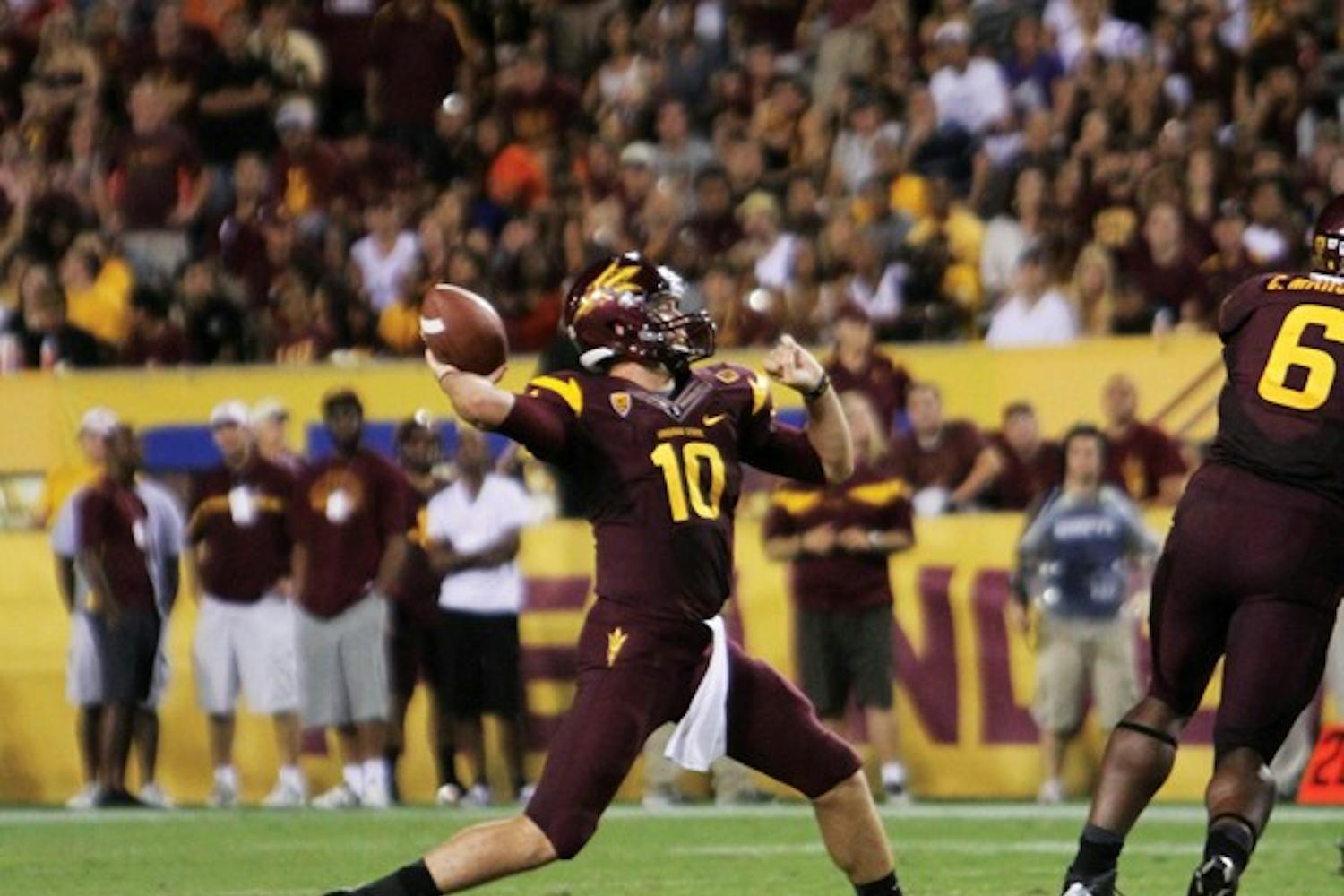 SAM ROSENBAUM | The State Press
Redshirt sophomore quarterback Taylor Kelly delivers a pass downfield during the Sun Devils’ 45-14 win over Illinois Saturday.