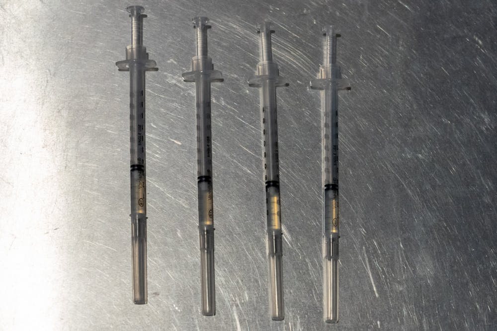 Se muestran cuatro jeringas que contienen la vacuna Pfizer