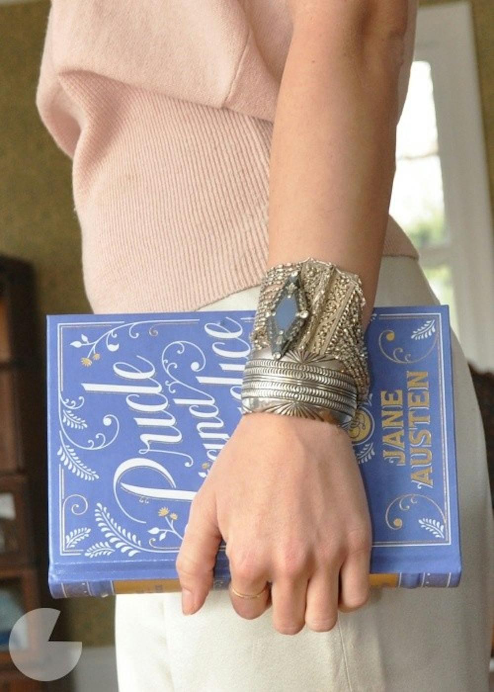 An amazing book clutch for your night out! Photo from Runway DIY.