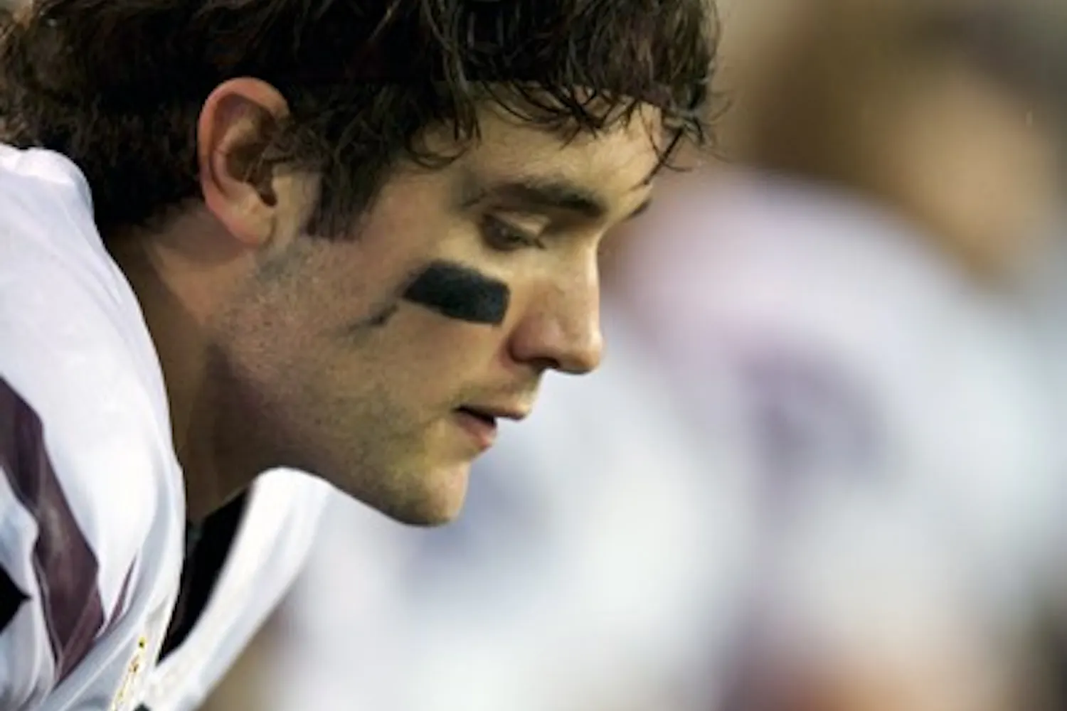 DOWN BUT NOT OUT: Junior quarterback Brock Osweiler contemplates on the bench during Oregon’s 41-27 win over the Sun Devils on Saturday. ASU is on its first bye week of the season, and plays against Colorado on Oct. 29 for the Homecoming game. (Photo by Michael Arellano)
