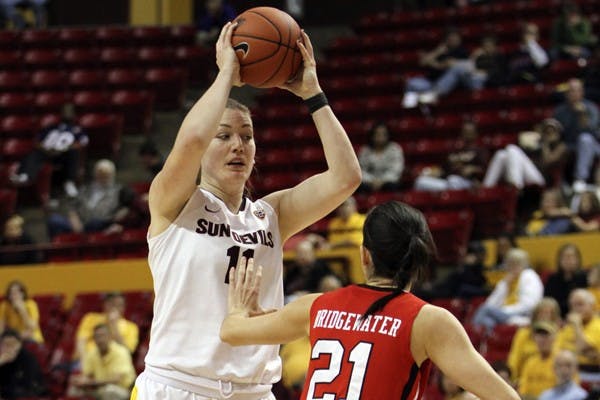 SAM ROSENBAUM | The State Press  Kali Bennett looks to pass in a game against Utah on Jan. 21. After being named to the All-Pac-12 Defensive Team and setting multiple school records, Bennett is The State Press’ pick for Pac-12 Defensive Player of the Year. (Photo by Sam Rosenbaum)