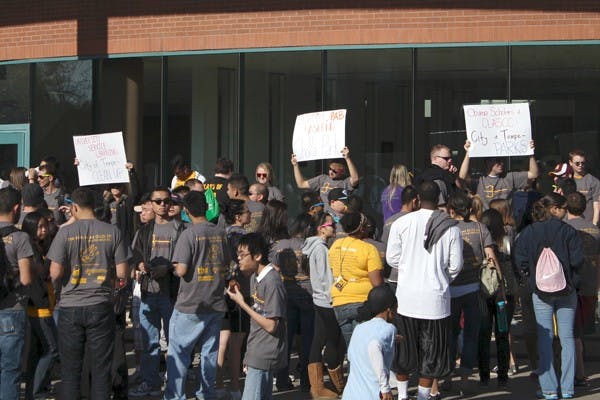 Students meet on the Tempe campus Saturday morning before boarding buses for community service projects around Phoenix as part of the Devils in Disguise program. (Photo by Jenn Allen)