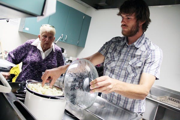 Food resource coordinator Neal Wepking teaches a free cooking class at the Escalante Community Center Monday night. (Photo by Diana Lustig)