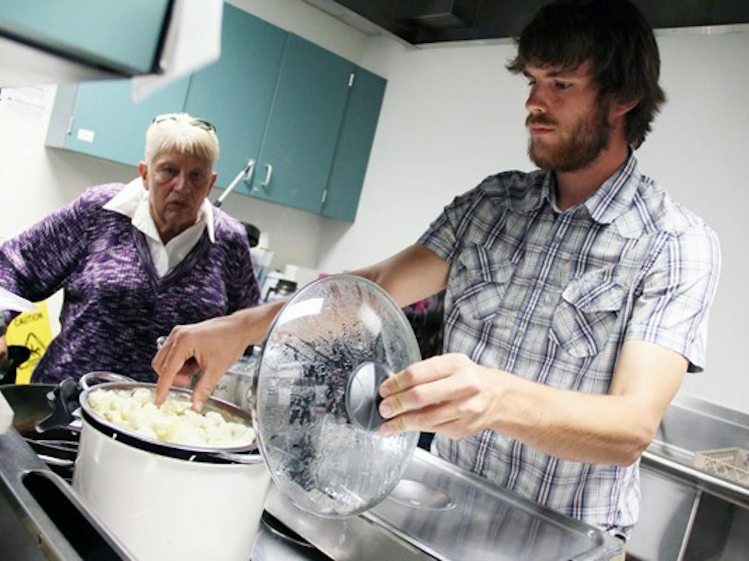 Food resource coordinator Neal Wepking teaches a free cooking class at the Escalante Community Center Monday night. (Photo by Diana Lustig)
