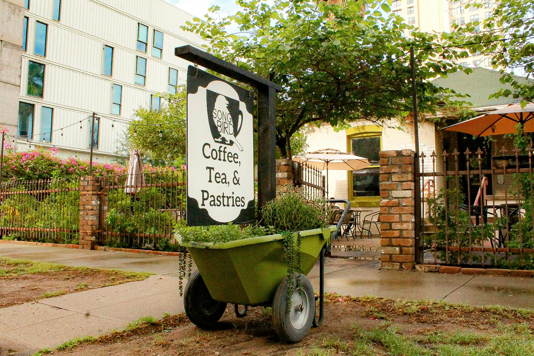 SalazarLoman-251006-The Echo-phx-business-build-community.jpg