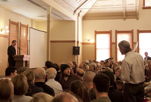 CNN national security analyst Peter Bergen gives a lecture on the 'war on terror' in the Middle East at Old Main on Thursday, Jan. 31 (Photo by Abhiram Chandrashekar)