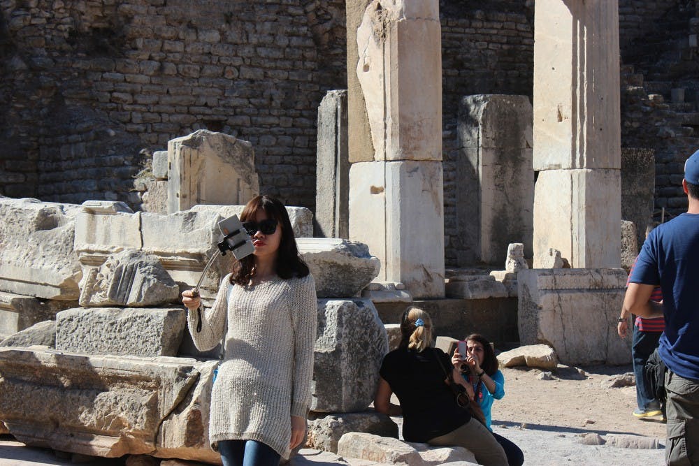 TRAVEL WLT-EPHESUS-SELFIES 4 DE