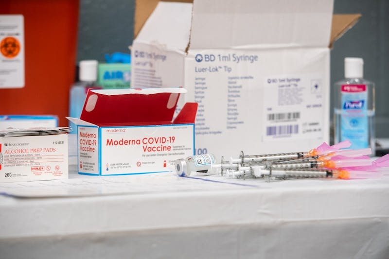 La vacuna de COVID-19 de Moderna se muestra dentro del Sun Devils Fitness Complex en el campus de Tempe el martes, el 2 de febrero de 2021. ASU fue autorizada a administrar 1.000 vacunas a partir del 22 de enero.